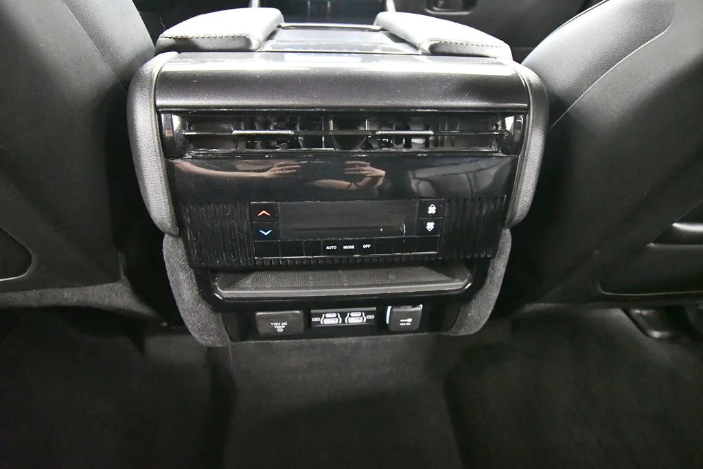 Used 2024 Silver Jeep Base image 17