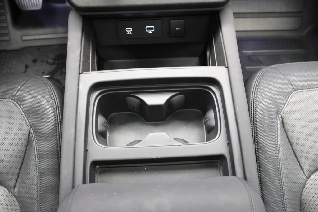 Used 2023 Fuji White Land Rover X-Dynamic SE image 24