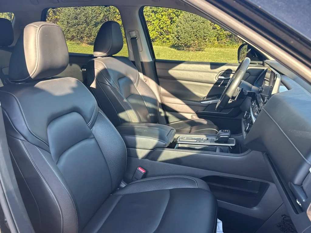 Used 2022 Black Nissan SL image 23
