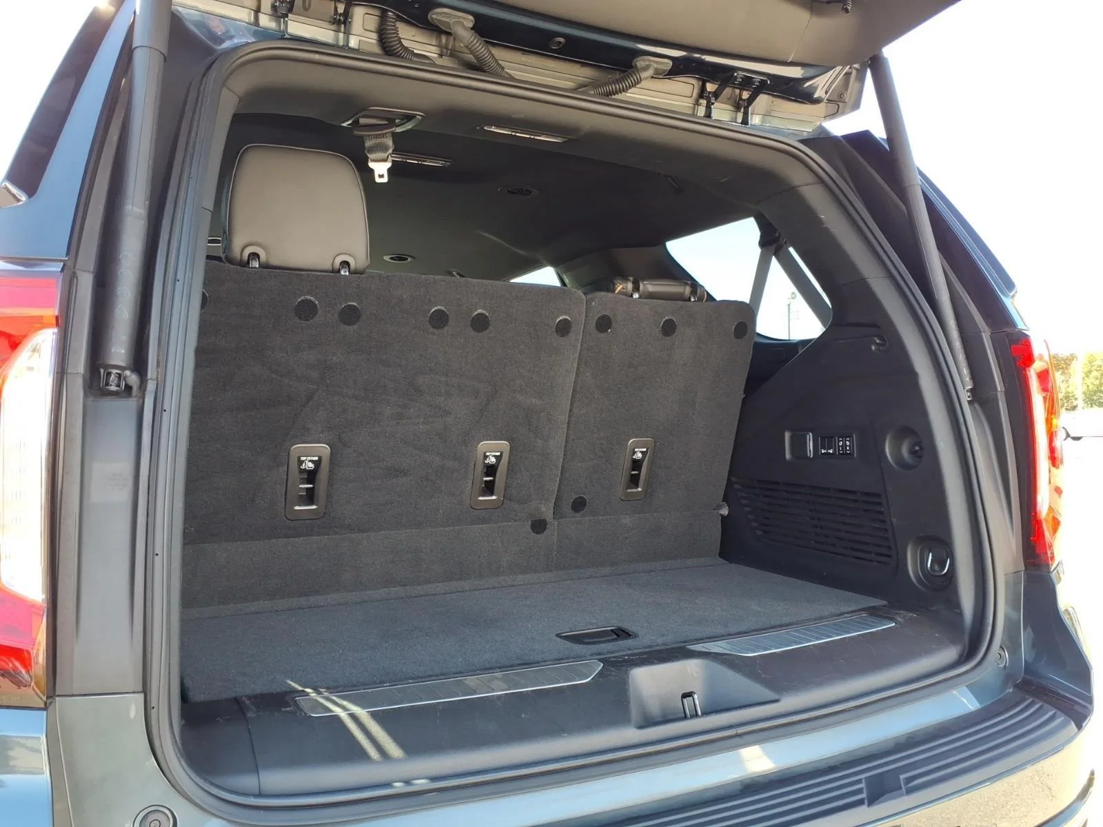 Used 2021 Dark Sky Metallic GMC AT4 image 33