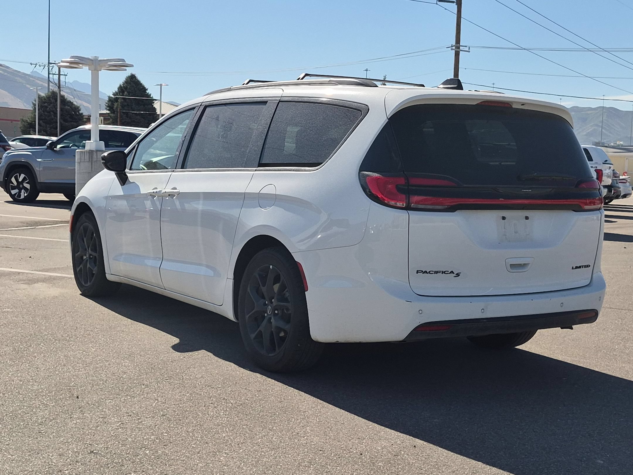 Used 2025 Bright White Clearcoat Chrysler Limited image 5