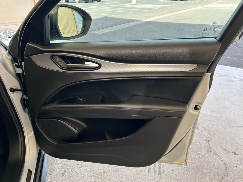 New 2025 Moonlight Gray Metallic Exterior Paint Alfa Romeo Base image 13