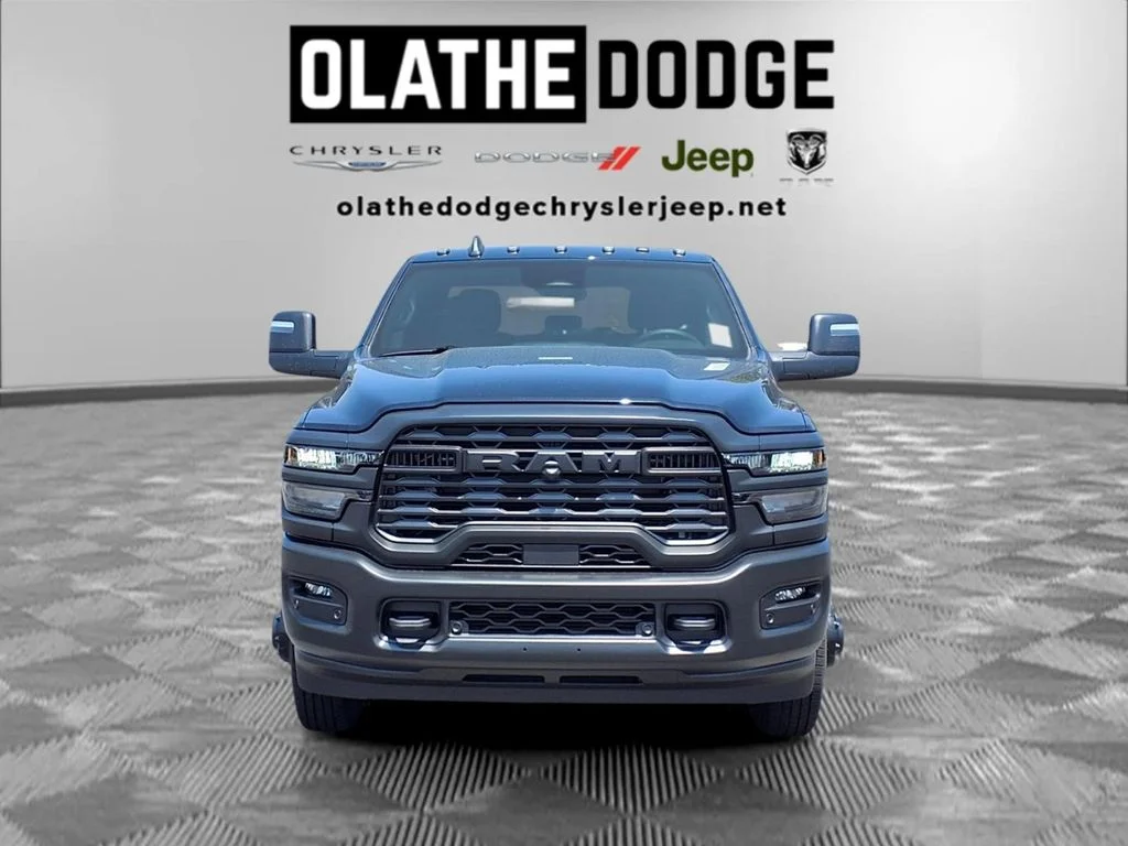 New 2026 Diamond Black Crystal Pearl-Coat Exterior Paint RAM Tradesman image 29