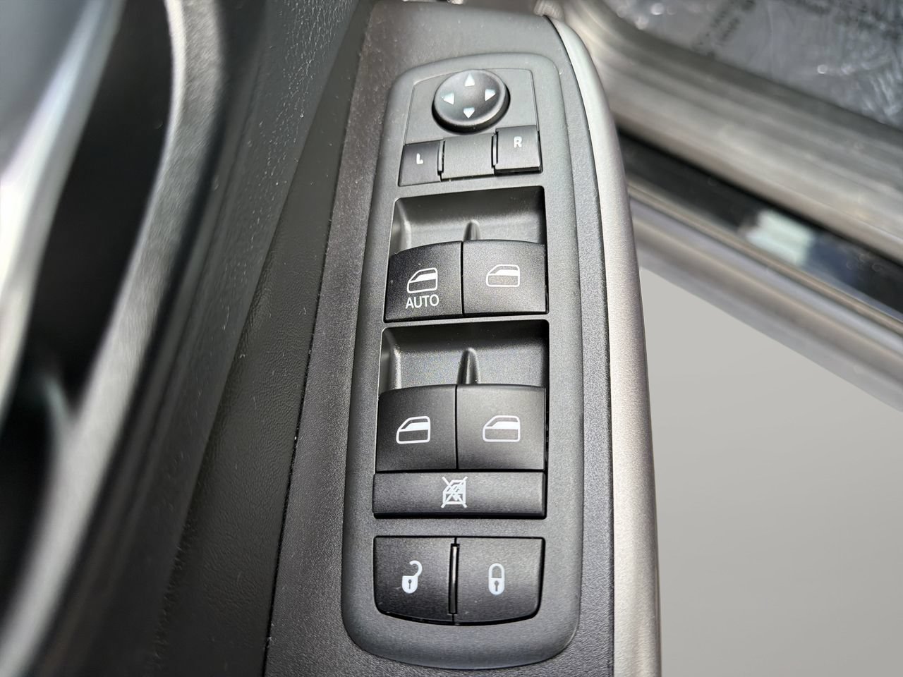 Used 2020 Diamond Black Crystal Pearlcoat Jeep Latitude image 17