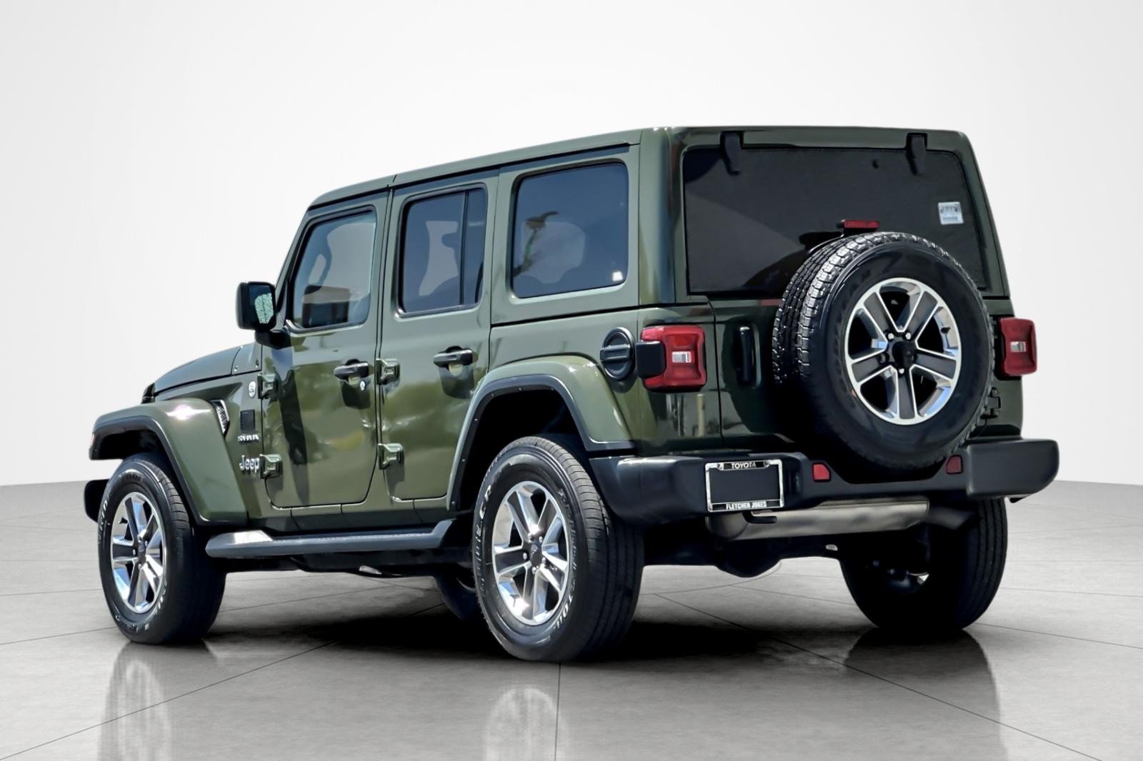 Used 2022 GREEN CLEAR-COAT Jeep Unlimited Sahara image 3