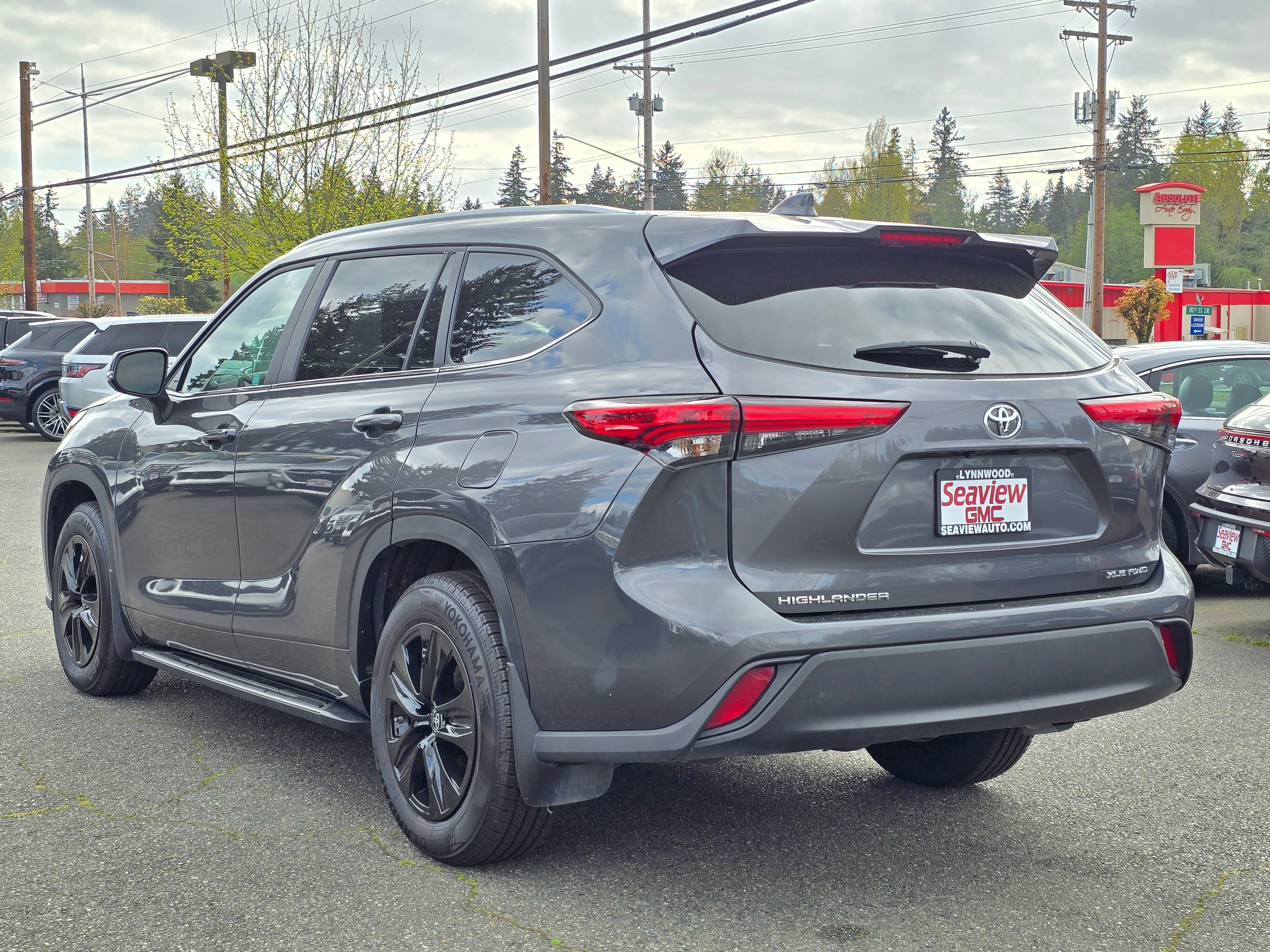 Used 2023  Toyota L image 5