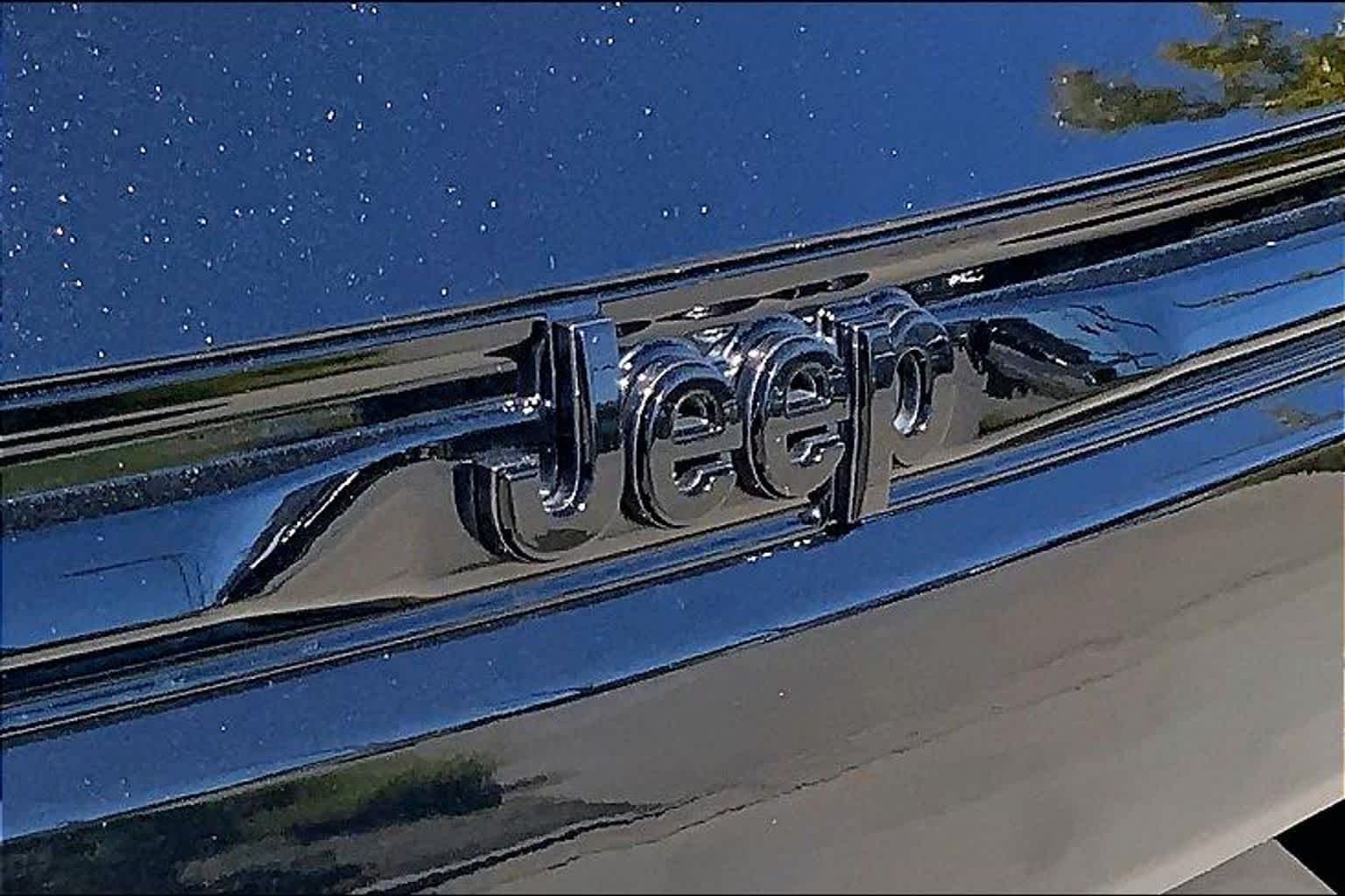 Used 2024 Diamond Black Crystal Pearlcoat Jeep Limited image 29