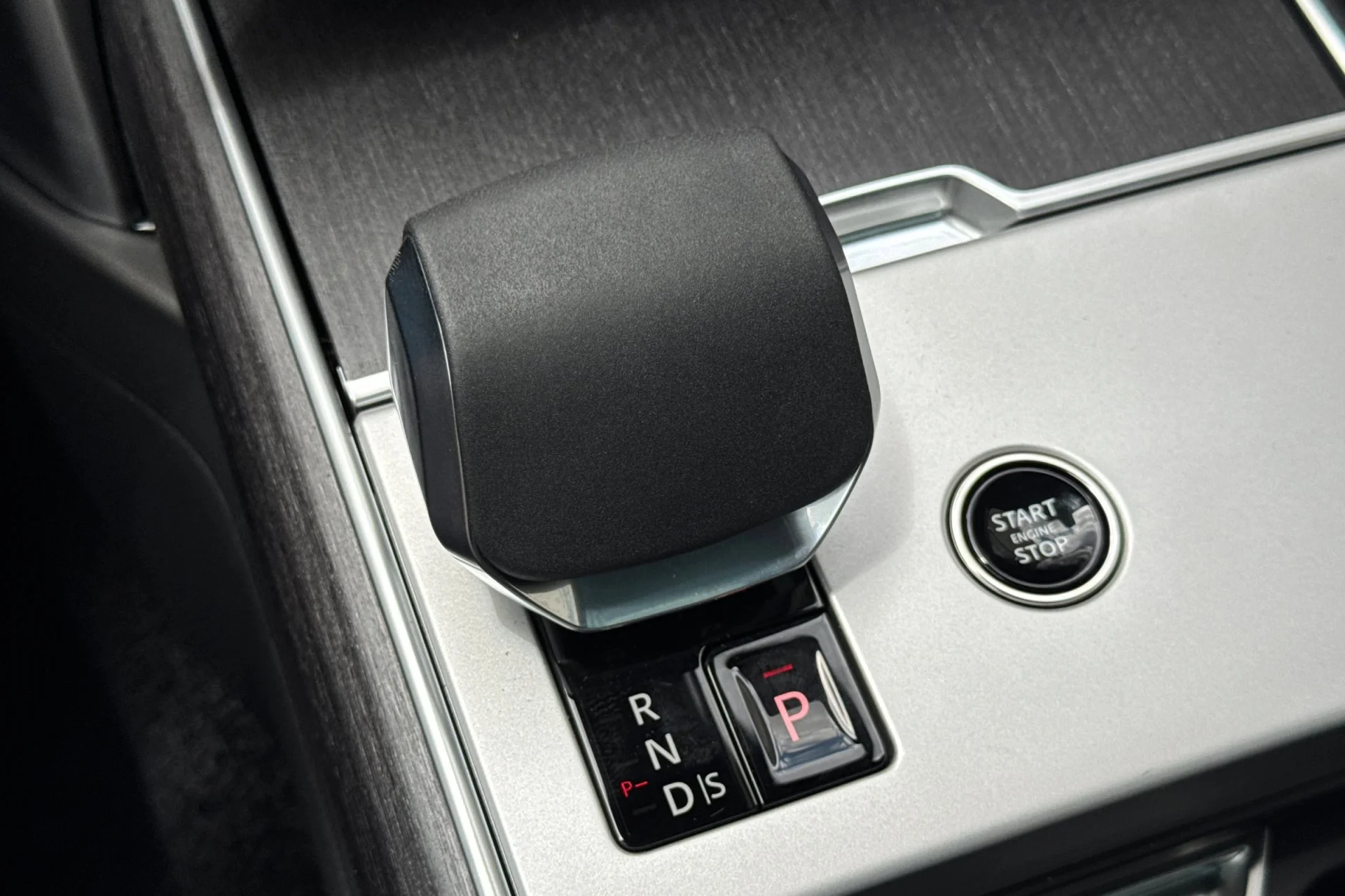 New 2026 SANTORINI BLACK Land Rover SE image 24