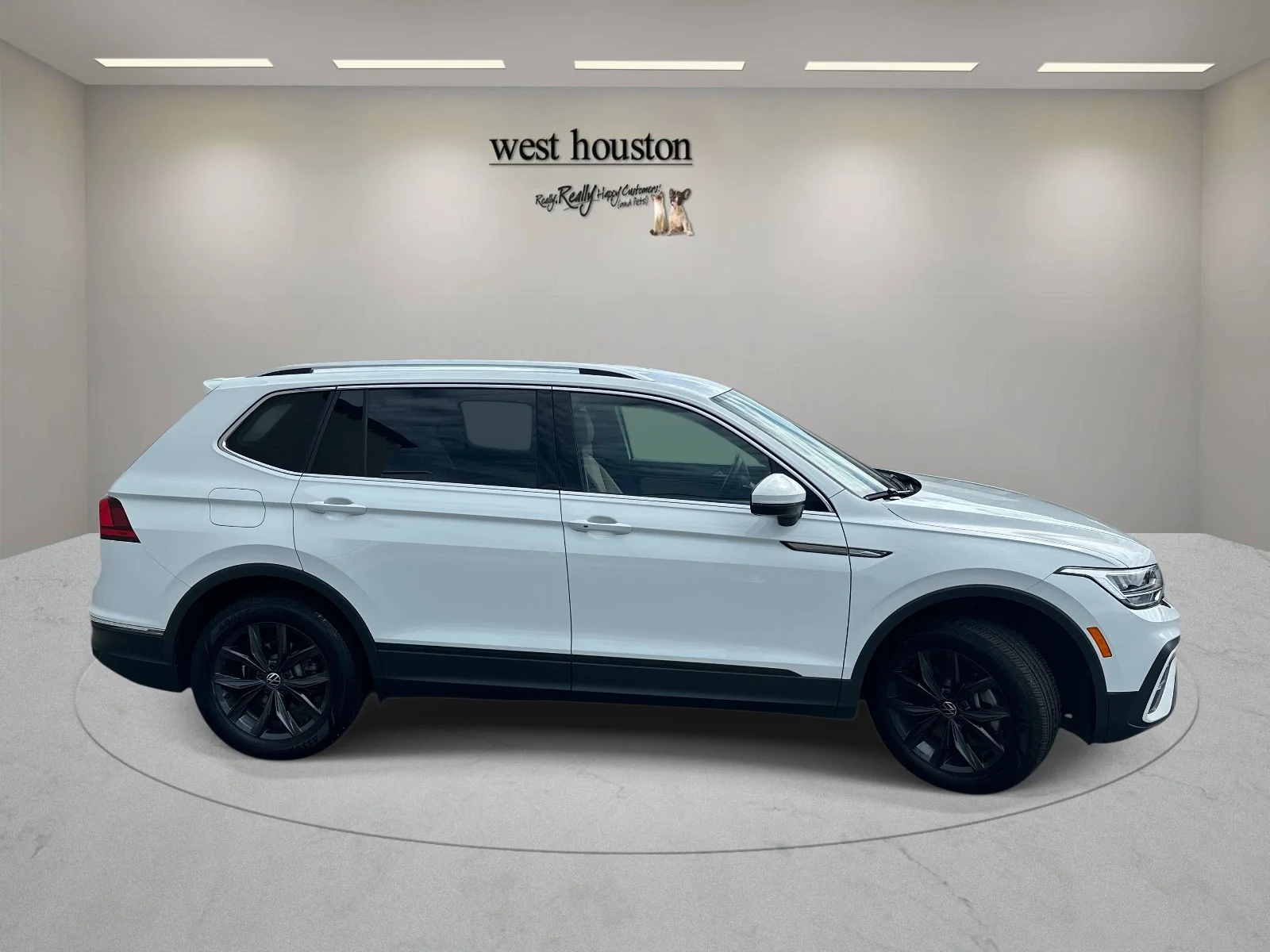 Used 2024 White Volkswagen SE image 4