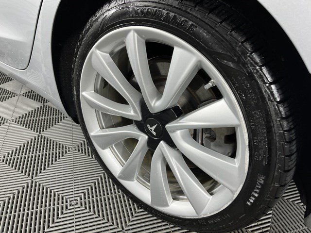 Used 2018 Silver Tesla Long Range Battery image 10