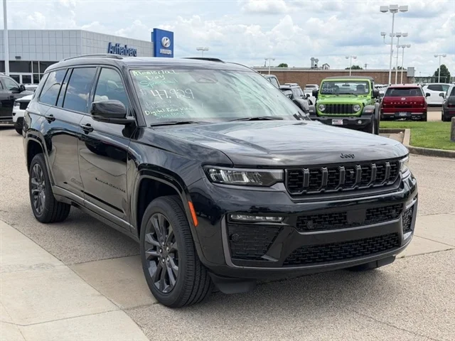 New 2026 Diamond Black Crystal Pearl-Coat Exterior Paint Jeep Limited Reserve image 3