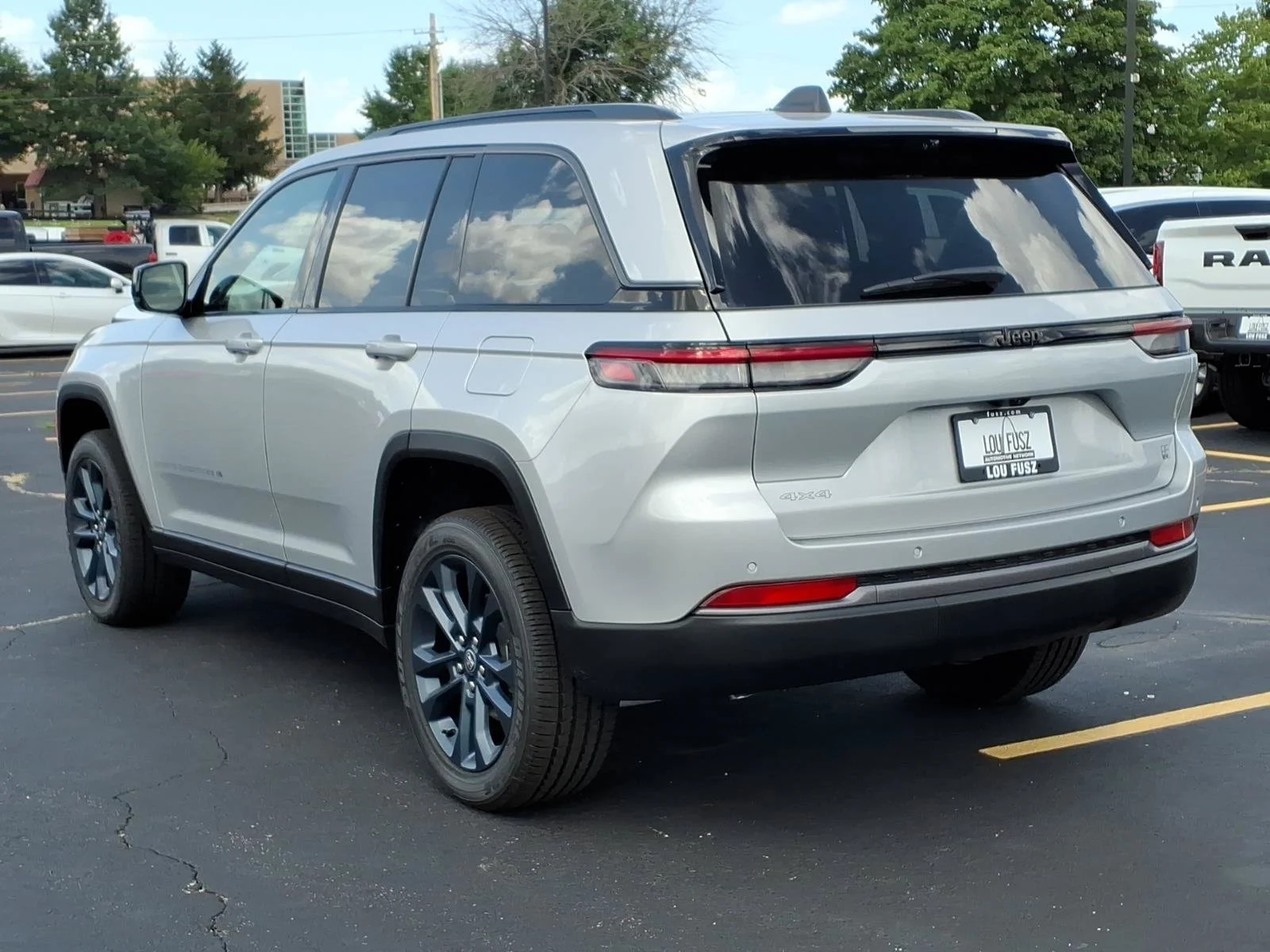 New 2026 Silver Zynith Exterior Paint Jeep  image 4