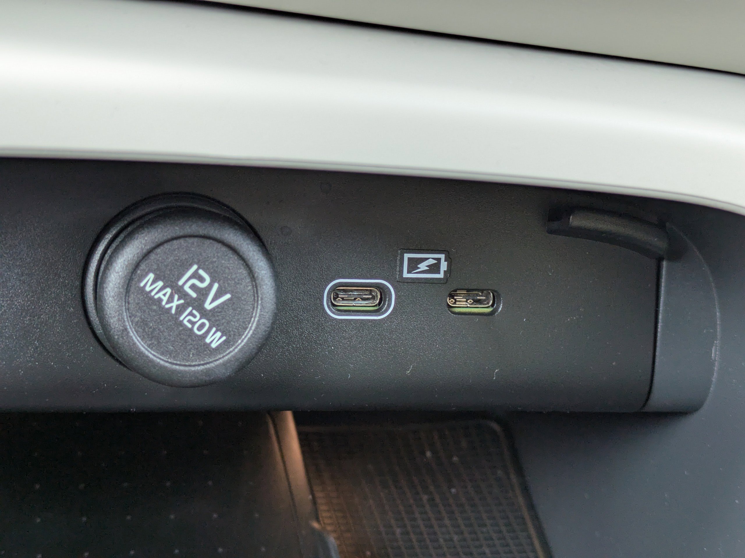 2025 Volvo XC40 Plus - Photo 24