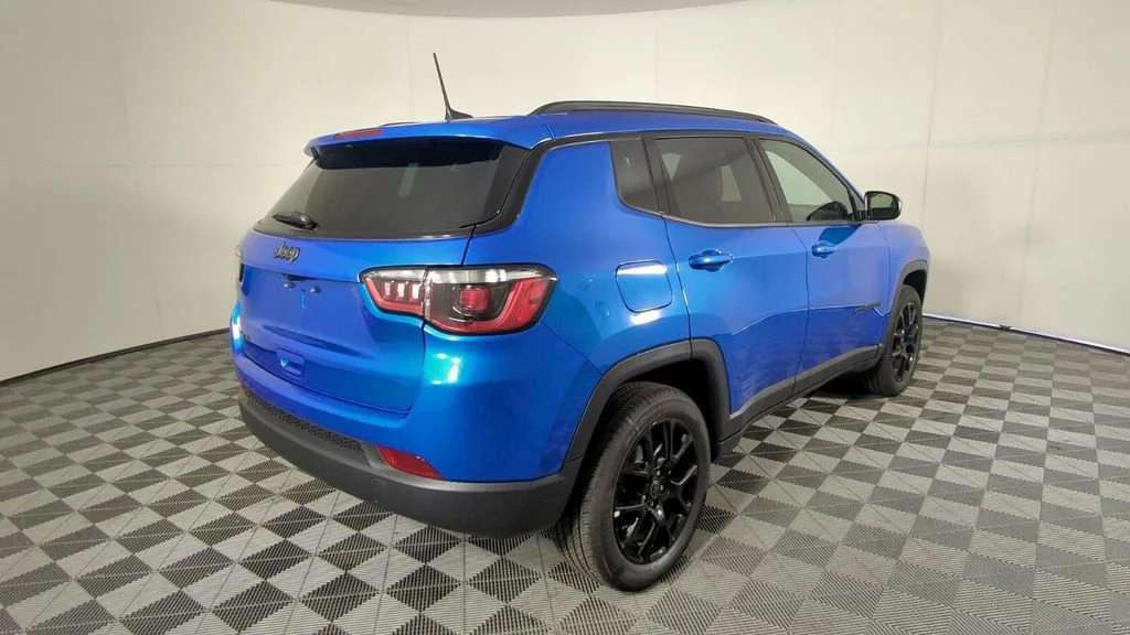 New 2026 Hydro Blue Pearl-Coat Exterior Paint Jeep Latitude Altitude image 4
