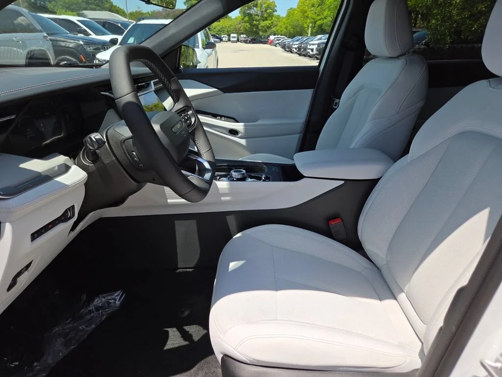 New 2026 Bright White Clear-Coat Exterior Paint Jeep Laredo image 13