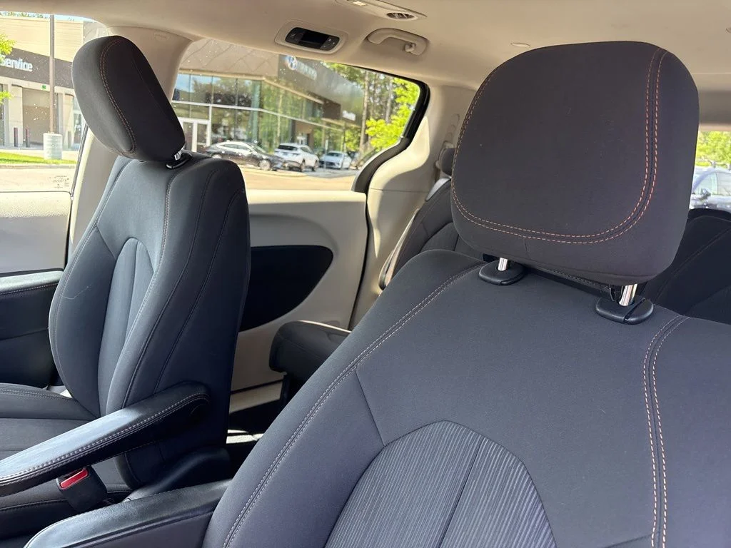 Used 2017 Brilliant Black Crystal Pearlcoat Chrysler Touring image 13