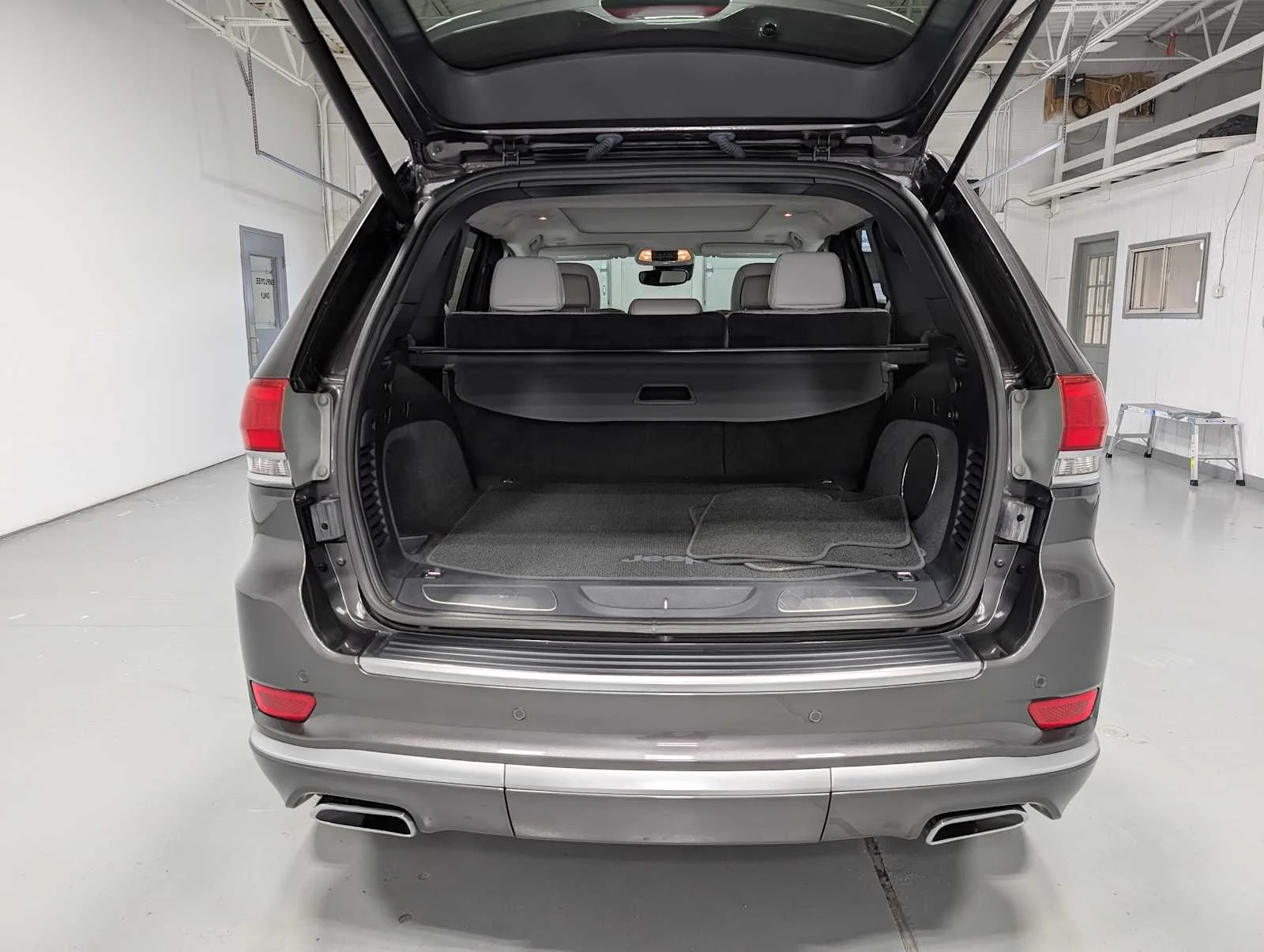 Used 2018 Granite Crystal Metallic Clearcoat Jeep Summit image 44