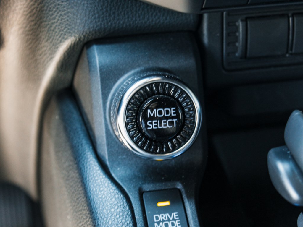 Used 2025  Toyota  image 18