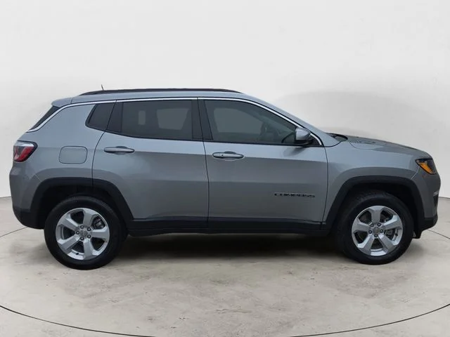 Used 2017 Silver Jeep Latitude image 6