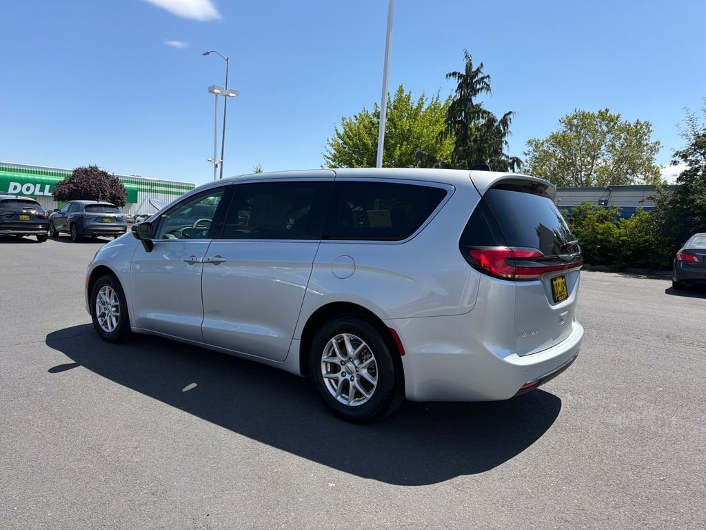 Used 2024 Silver Chrysler Touring L image 3
