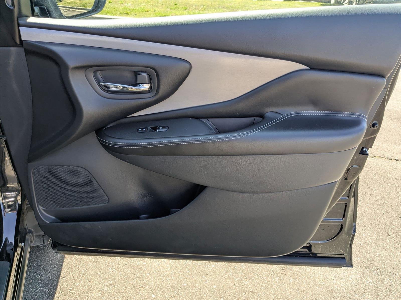 Used 2023 Super Black Nissan SL image 40
