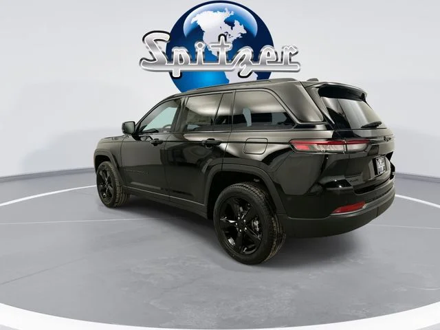 New 2026 Diamond Black Crystal Pearl-Coat Exterior Paint Jeep Limited image 7