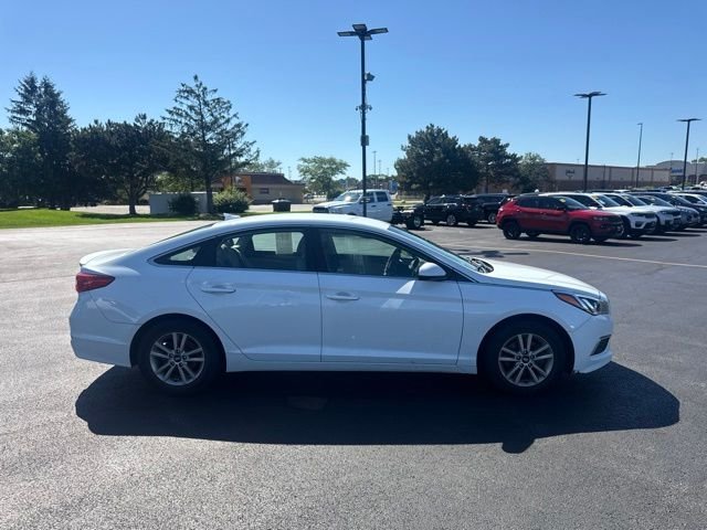 Used 2017 White Hyundai Base image 5