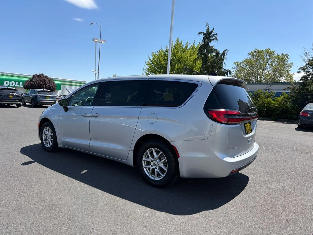 Used 2024 Silver Chrysler Touring L image 3