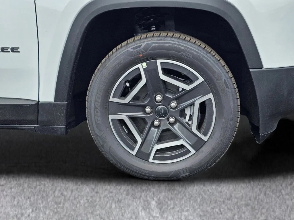 New 2026 Bright White Clear-Coat Exterior Paint Jeep Limited image 6