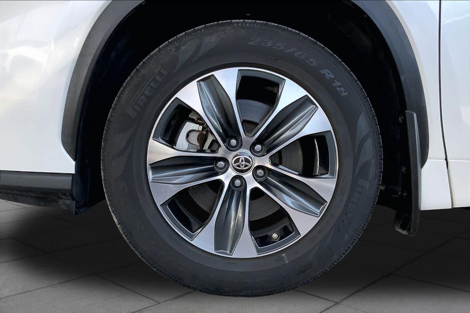 Used 2021 Blizzard Pearl Toyota XLE image 11