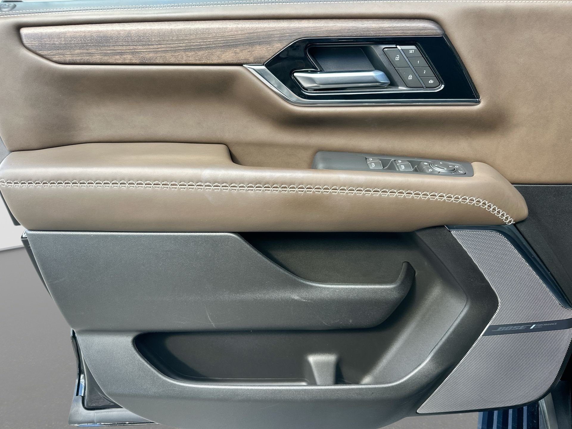 2025 GMC Yukon Denali Ultimate - Photo 23