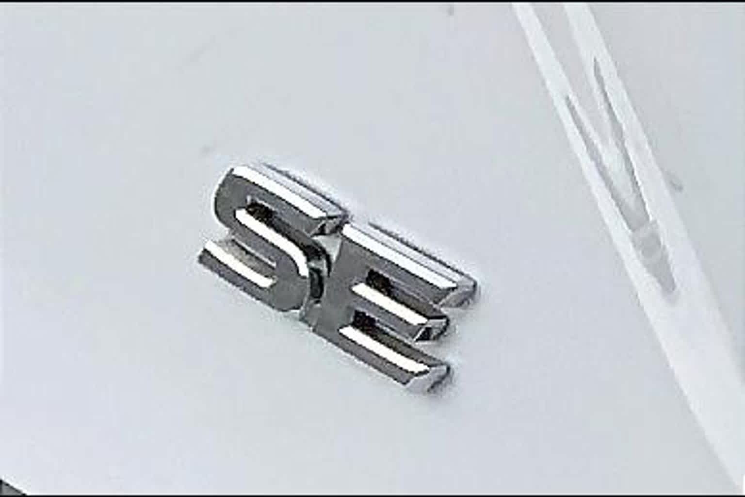 Used 2025 Ice Cap Toyota SE image 30