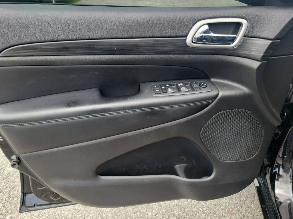 Used 2020 Black Jeep Altitude image 24