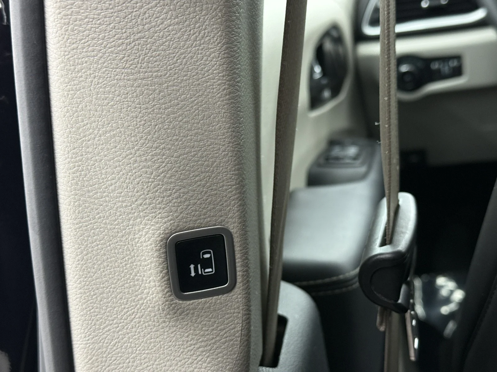 Used 2024 Diamond Black Crystal Pearlcoat Chrysler Touring L image 43