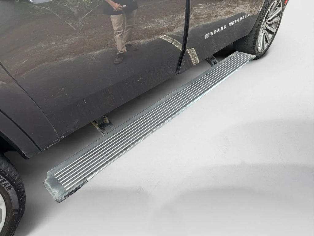 Used 2023 Gray Jeep Base image 19