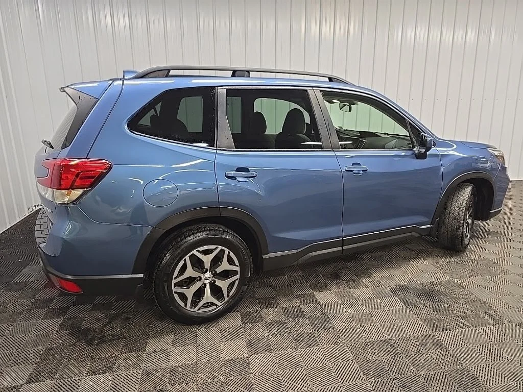 Used 2020 Horizon Blue Subaru Premium image 3