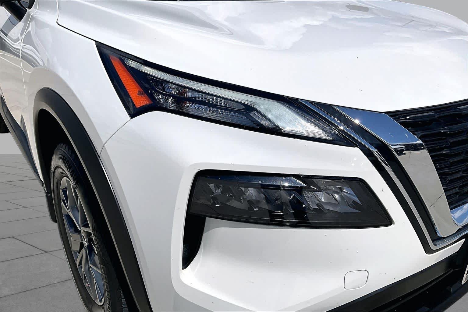 Used 2021 Glacier White Nissan S image 26