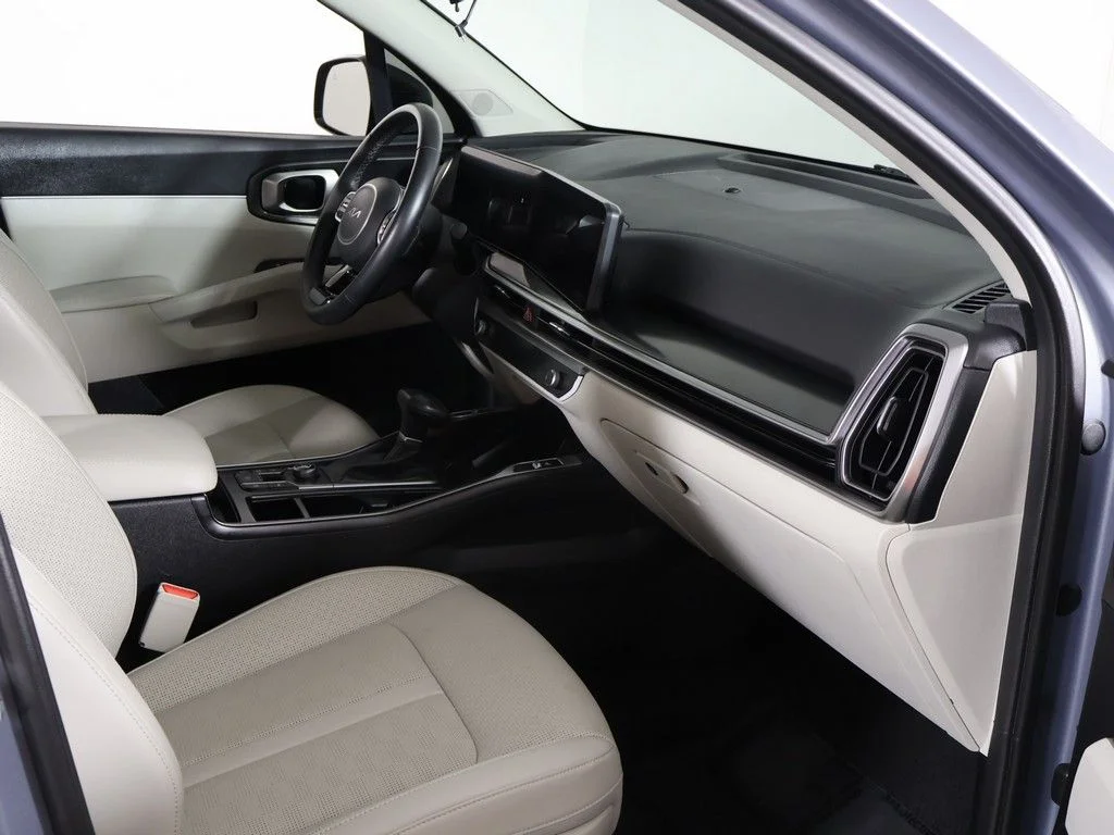 Used 2025 Silver Kia S image 27