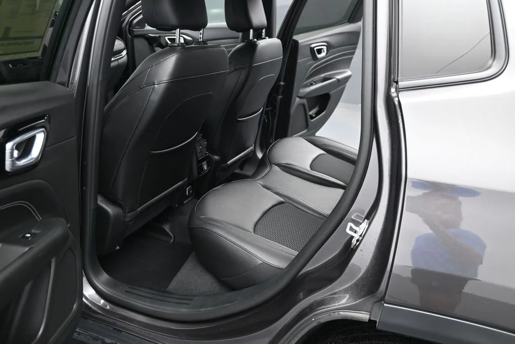 Used 2024  Jeep Latitude image 11