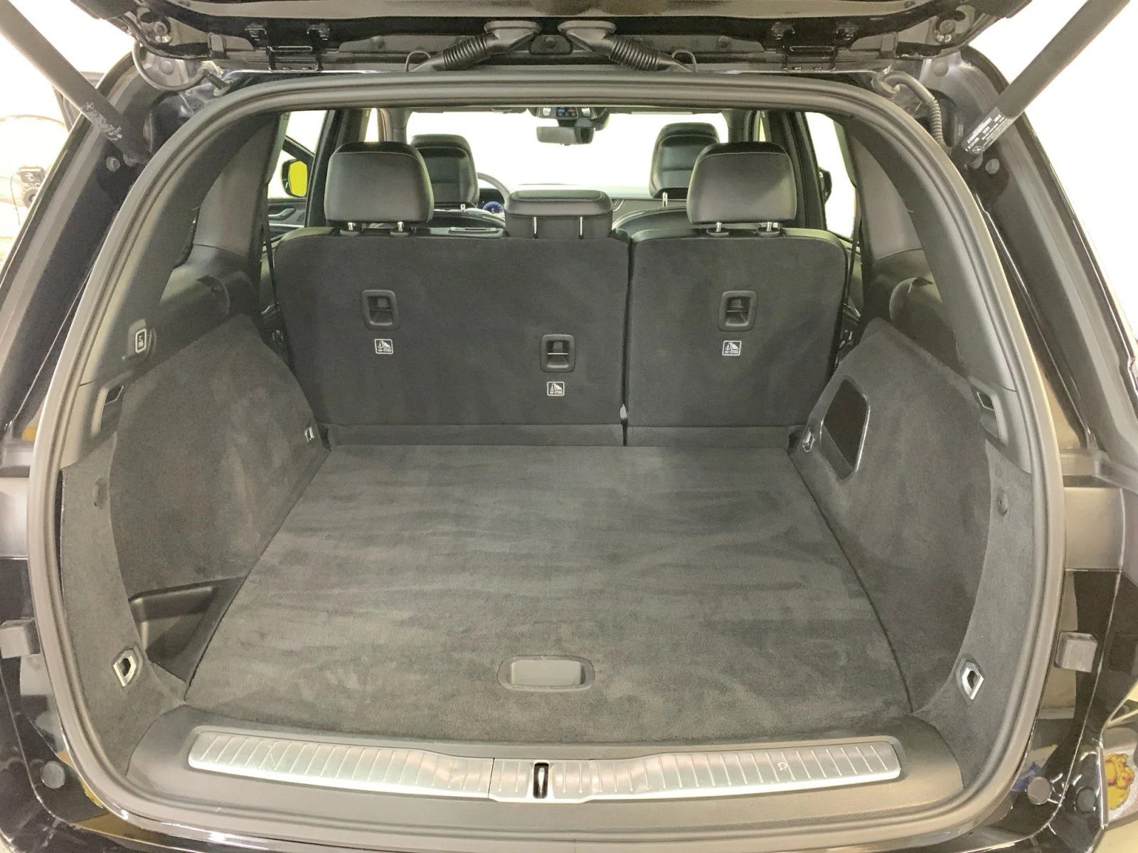 Used 2025 Diamond Black Crystal Pearl Jeep Overland image 19