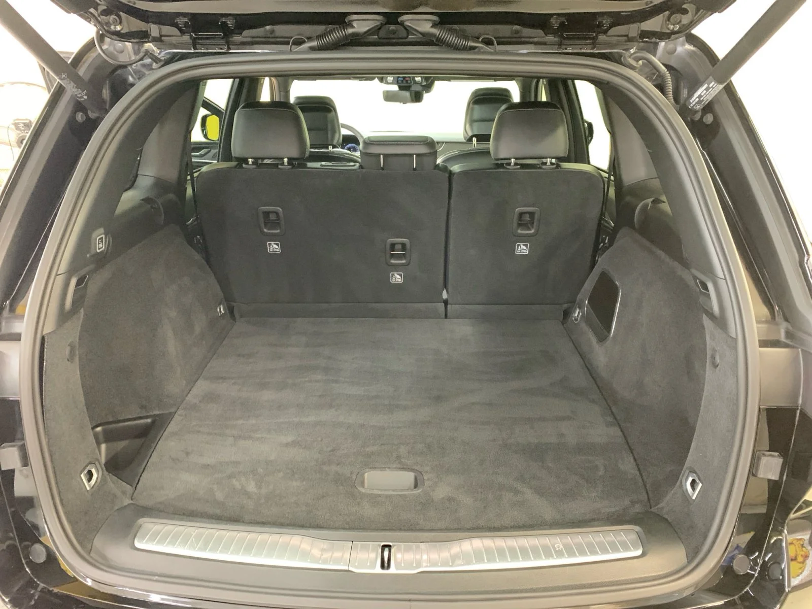 Used 2025 Diamond Black Crystal Pearl Jeep Overland image 19