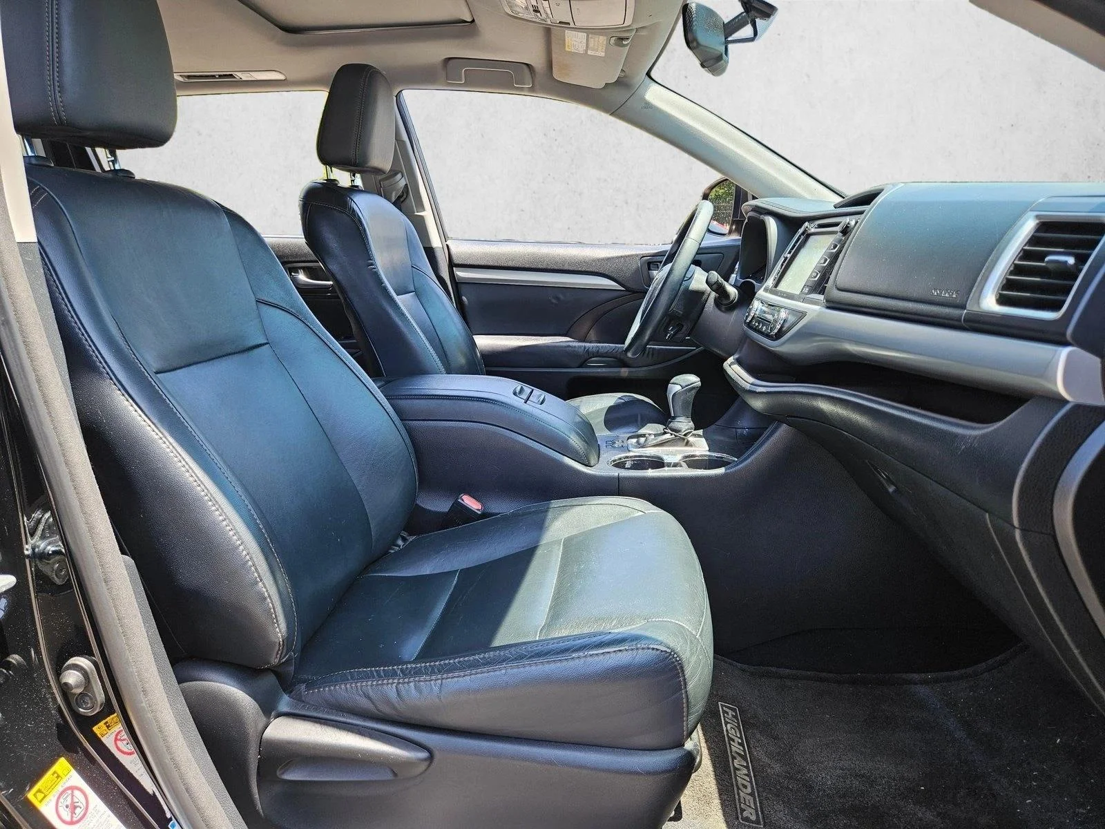 Used 2016 Midnight Black Metallic Toyota XLE image 18
