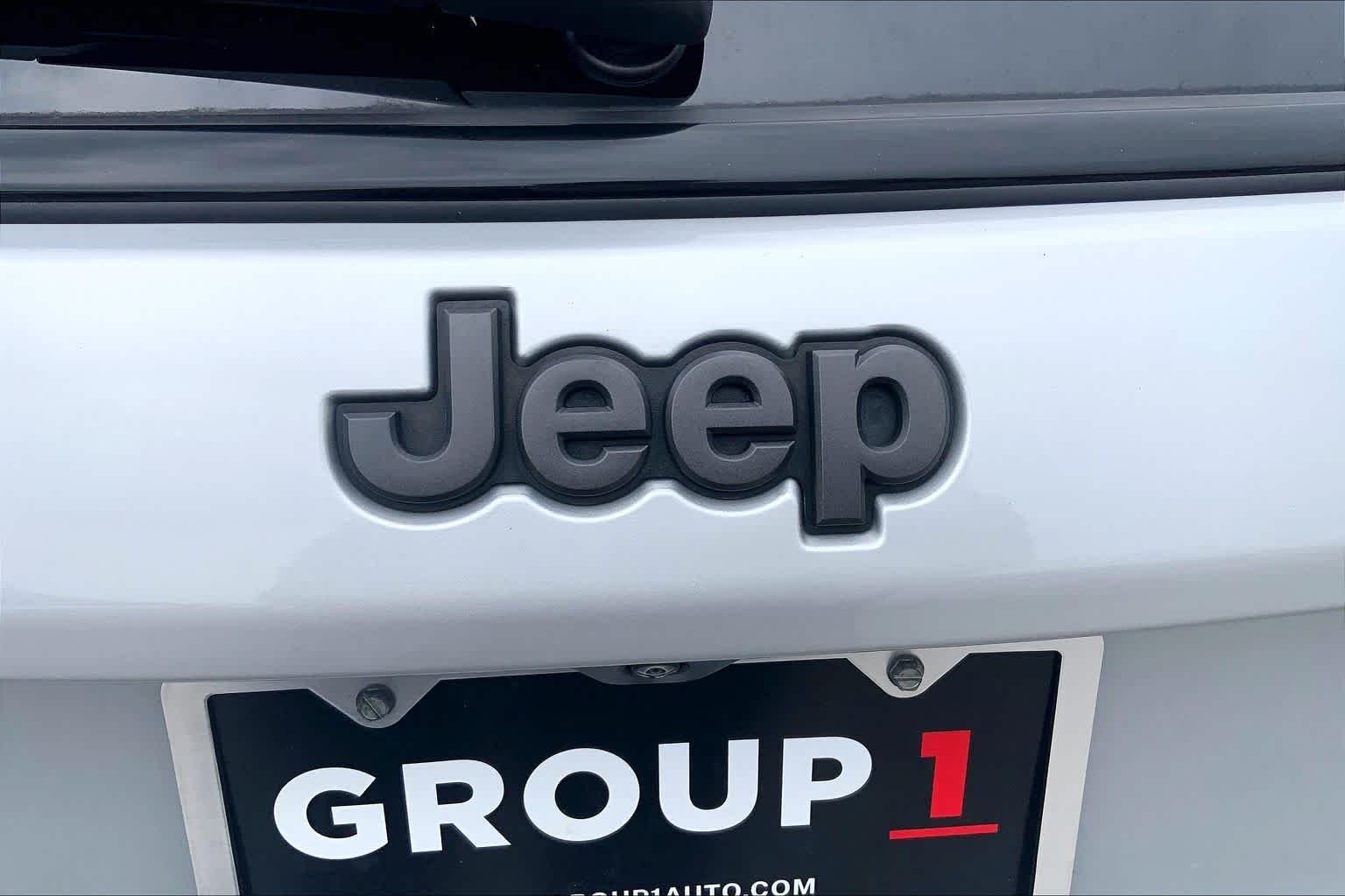Used 2025 Silver Zynith Metallic Clearcoat Jeep Trailhawk image 30