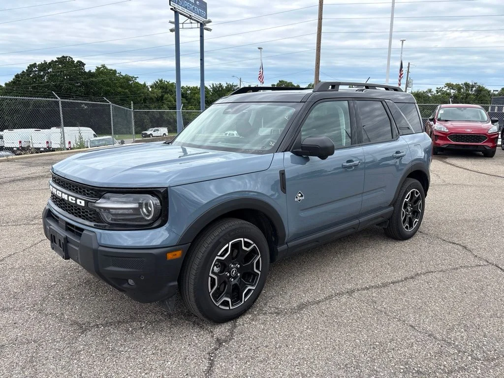 Used 2025 Azure Gray Metallic Ford Outer Banks image 3