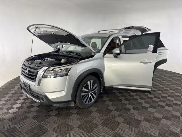 Used 2022 Silver Nissan Platinum image 12