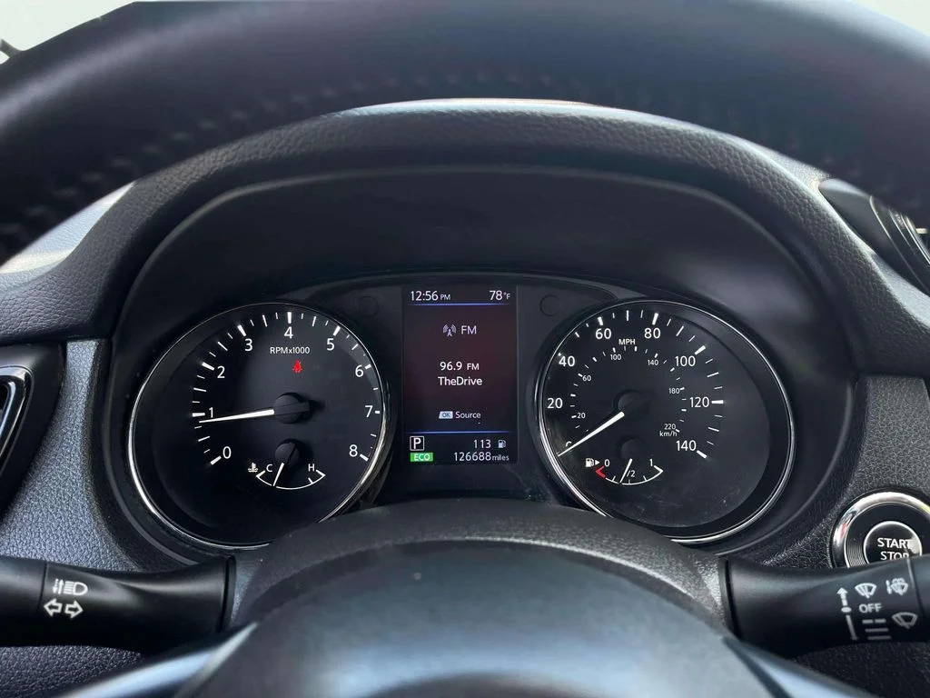 Used 2018 Gun Metallic Nissan SL image 18