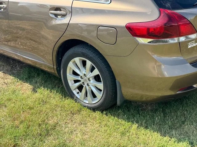 Used 2013 Gold Toyota LE image 20