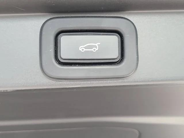 Used 2023 Gray Land Rover SE image 10