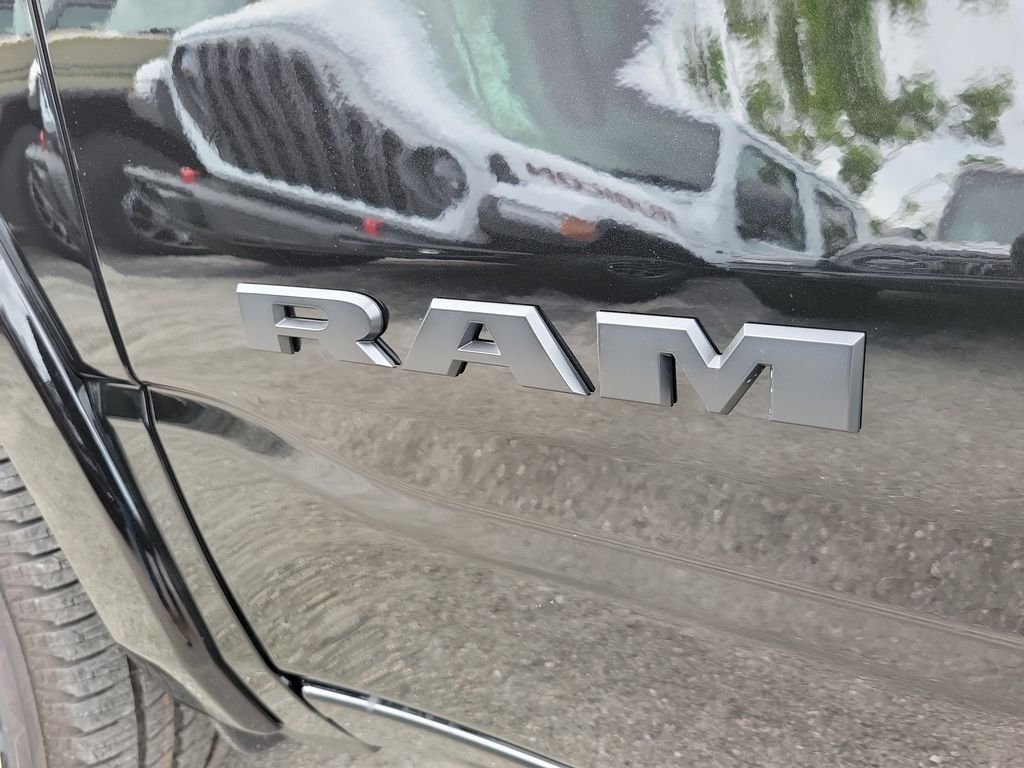 New 2026 Diamond Black Crystal Pearl-Coat Exterior Paint RAM Big Horn/Lone Star image 7