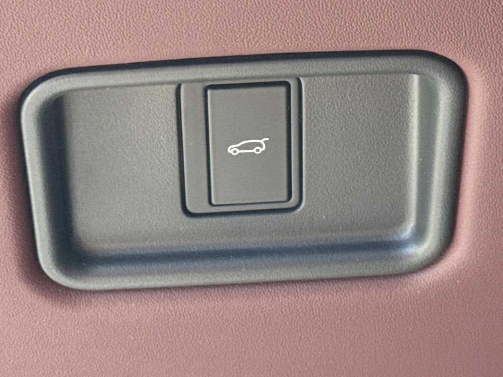 New 2026 Ethereal Frost Satin Land Rover SE image 22